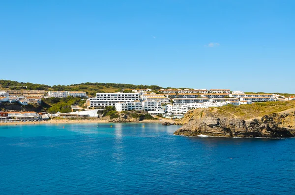 Pohled z pláže arenal d'es castell v menorca, Baleárské ostrovy, — Stock fotografie