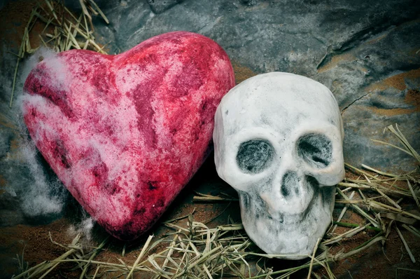 Totenkopf und Herz — Stockfoto