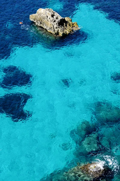 Buceo en una playa tropical — Foto de Stock