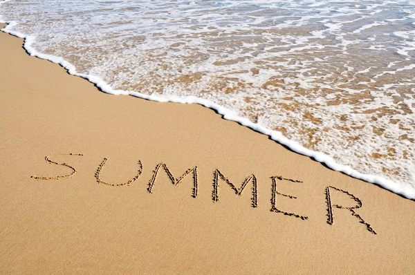 Wort Sommer in den Sand geschrieben — Stockfoto