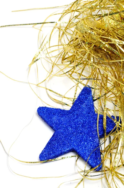 Niebieski Boże Narodzenie gwiazda i złoty błyskotka na białym tle — Zdjęcie stockowe