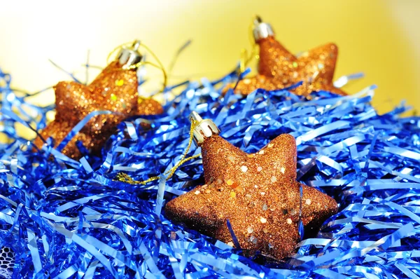Alcune stelle di Natale d'oro su fili di lame blu — Foto Stock