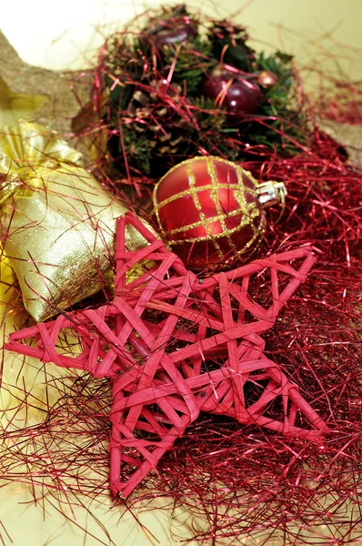 Piros és arany karácsonyi bál és egyéb karácsonyi díszek — Stock Fotó