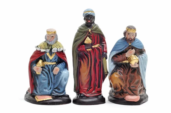 Figuren, die die Heiligen Drei Könige in einer Krippe auf weißem b darstellen — Stockfoto