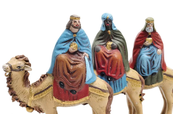 Figuras que representan a los tres reyes en un pesebre sobre fondo blanco —  Fotos de Stock