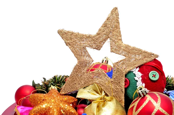 Некоторые рождественские звезды и шары на белом фоне — стоковое фото