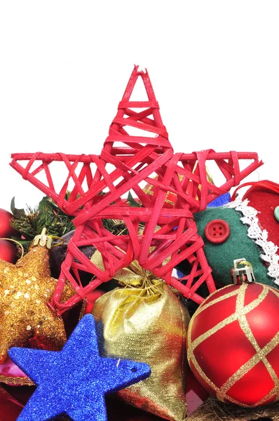 いくつかのクリスマスの星と白い背景の上のボール — ストック写真