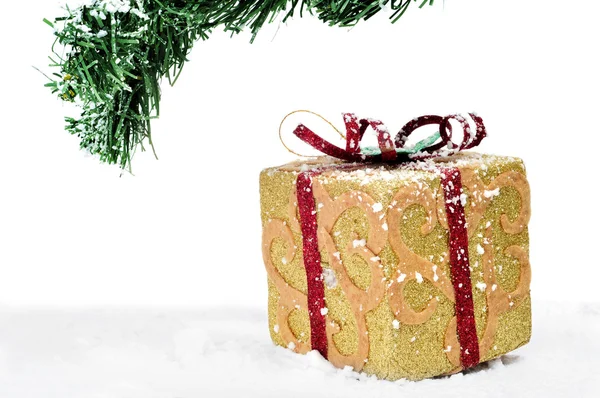 Een gift van Kerstmis onder de kerstboom — Stockfoto