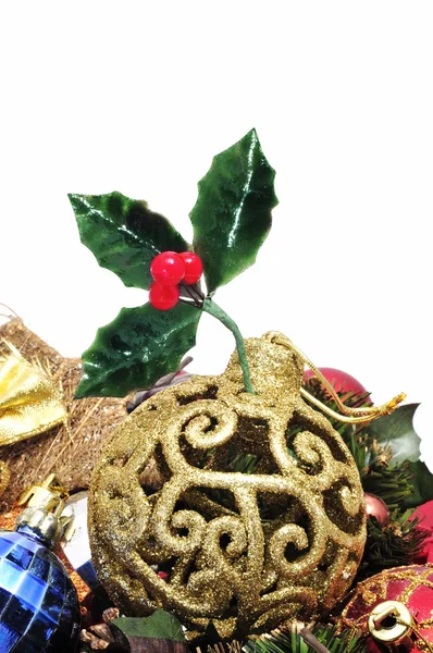 Złota piłka Boże Narodzenie i inne świąteczne ozdoby na białym tle — Zdjęcie stockowe