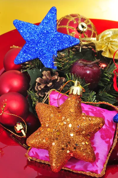 Κάποια Χριστούγεννα αστέρια και άλλες διακοσμήσεις Χριστουγέννων — Φωτογραφία Αρχείου
