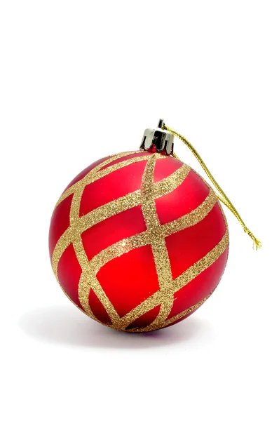 Bola de Natal vermelho e dourado isolada em um fundo branco — Fotografia de Stock