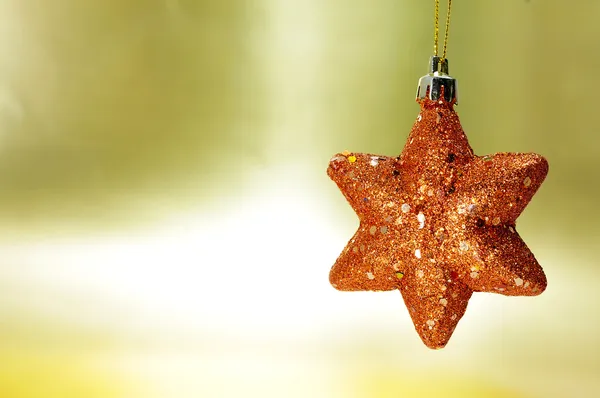 Una estrella de Navidad dorada sobre un fondo dorado —  Fotos de Stock