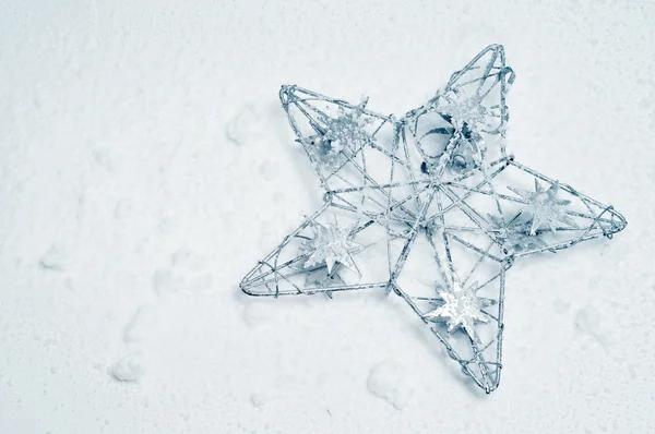 Una estrella de Navidad sobre un fondo de nieve —  Fotos de Stock