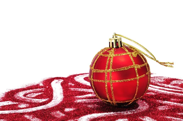 Bola de Navidad roja y dorada con brillo rojo sobre un fondo blanco — Foto de Stock