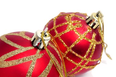 beyaz zemin üzerine kırmızı ve altın Noel topları