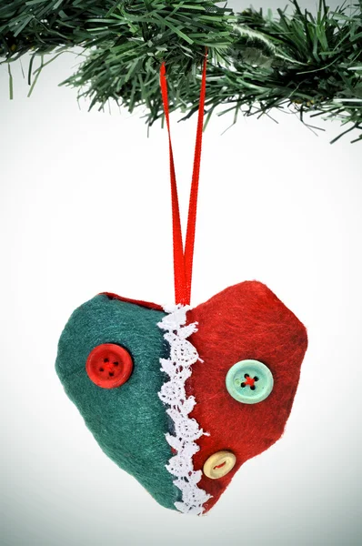 Ein Weihnachtsschmuck, der an einem Weihnachtsbaum hängt — Stockfoto