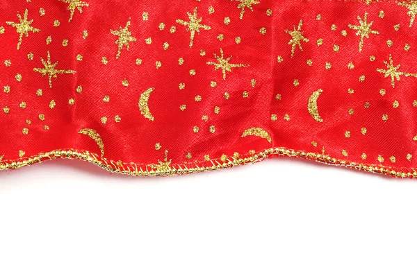 Красная ткань с золотыми рождественскими звездами на белом фоне — стоковое фото