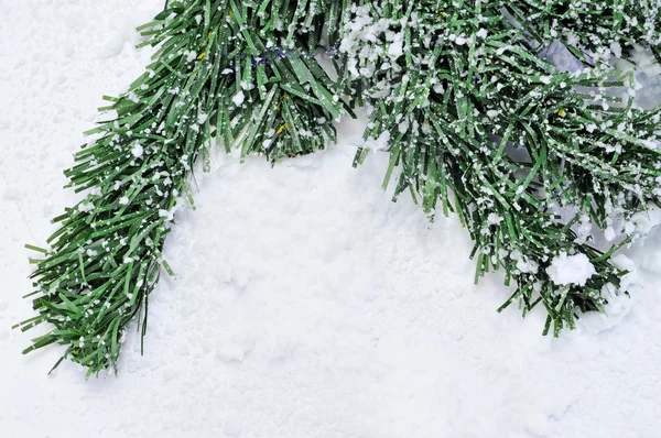 Nahaufnahme eines Astes eines Weihnachtsbaums mit Schnee — Stockfoto