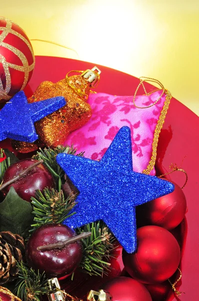 Ein Haufen verschiedener Weihnachtsschmuck auf goldenem Hintergrund — Stockfoto