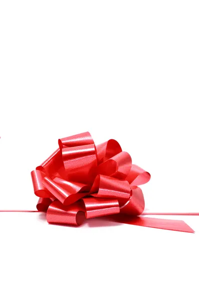 Eine Schleife mit rotem Geschenkband auf weißem Hintergrund — Stockfoto