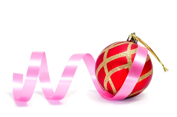 Червоний і золотий різдвяний м'яч з білим тлом — стокове фото