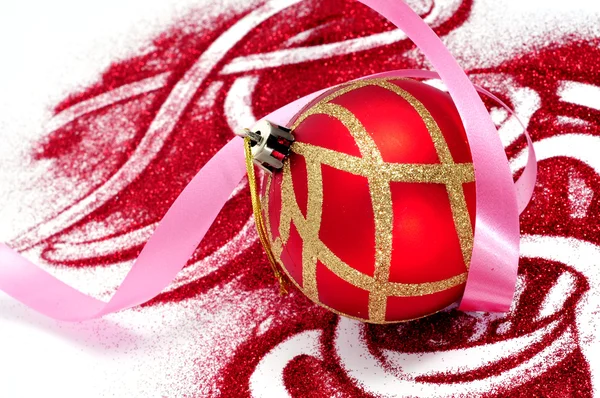 Червоний і золотий різдвяний м'яч з червоним глютером на білому тлі — стокове фото