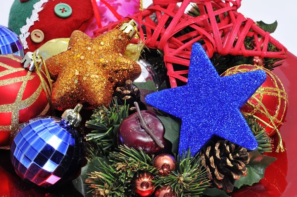 センター ピースとしてさまざまなクリスマスの装飾の杭 — ストック写真