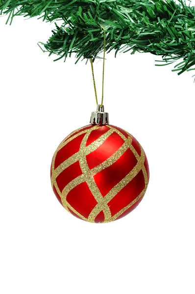Uma bola de Natal vermelha e dourada pendurada em uma árvore de Natal — Fotografia de Stock