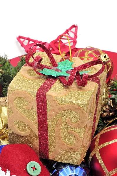 Een stapel van verschillende Kerst ornamenten op een witte achtergrond — Stockfoto
