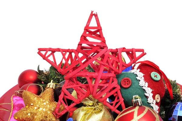 Un mucchio di diversi ornamenti natalizi su uno sfondo bianco — Foto Stock