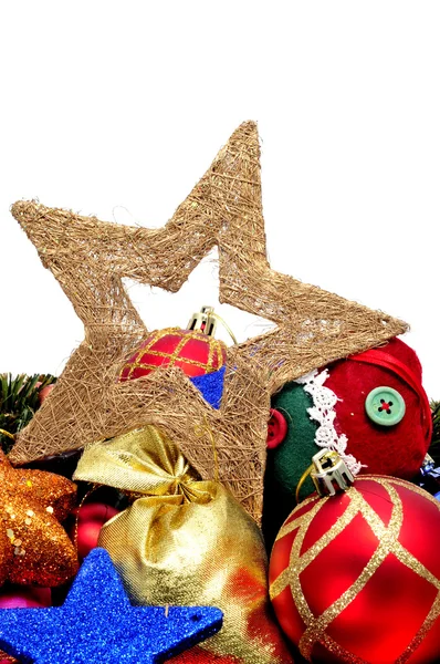 Un mucchio di diversi ornamenti natalizi su uno sfondo bianco — Foto Stock