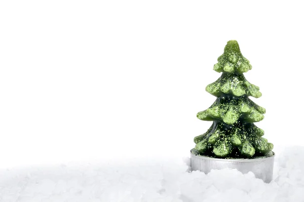 在白雪皑皑的背景中的一棵圣诞树 — 图库照片