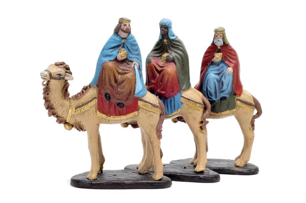 Фигуры, изображающие трех королей в рождественской сцене на белой спине — стоковое фото
