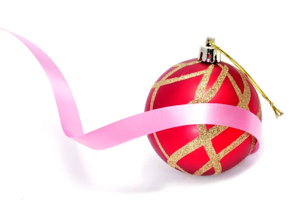 Bola de Navidad roja y dorada con una cinta rosa —  Fotos de Stock