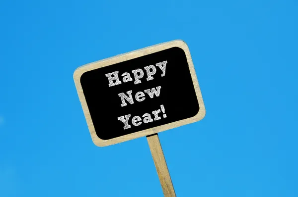 Feliz año nuevo escrito en una etiqueta pizarra —  Fotos de Stock