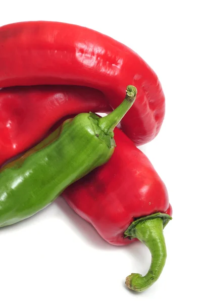 Červené Zelené Papriky Izolovaných Bílém Pozadí — Stock fotografie
