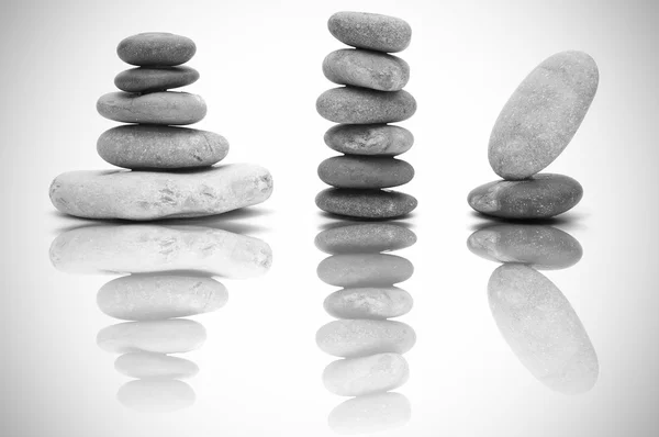 Haufen Von Zen Steinen Auf Reflektierendem Hintergrund — Stockfoto