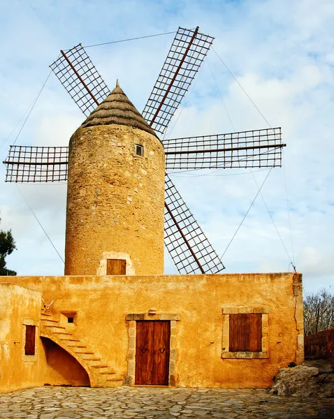 Typowy wiatrak w Majorka, Baleary, Hiszpania — Zdjęcie stockowe