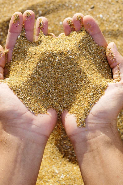 Κάποιος Λείπει Άμμο Μεταξύ Χέρια Του — Φωτογραφία Αρχείου