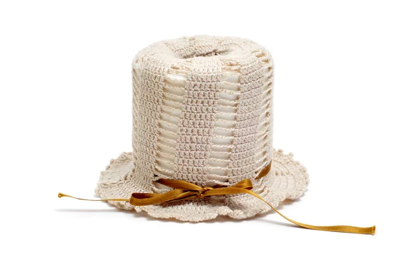 白い背景の上にかぎ針編みで作られたトイレット ペーパー ロール カバー — ストック写真