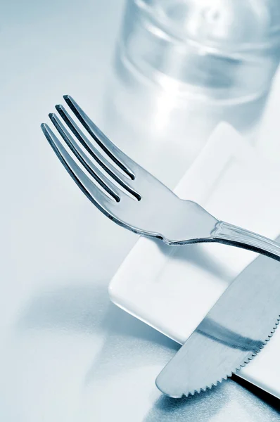 Zestaw Obiad Założony Przez Nóż Widelec Szkła — Zdjęcie stockowe