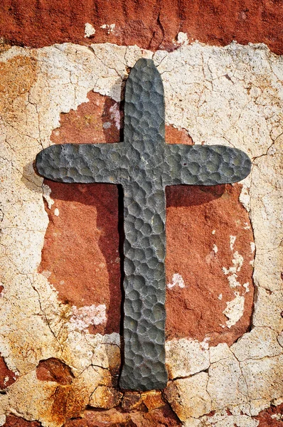 Une Croix Fer Forgé Placée Dans Mur Fissuré — Photo