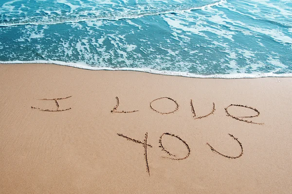 愛してる ビーチ砂上に書かれた文 — ストック写真