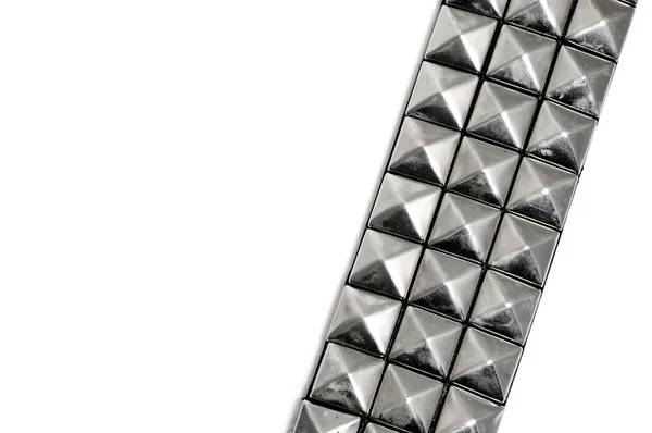 Beyaz Bir Arka Plan Üzerinde Izole Perçinli Kemer Closeup — Stok fotoğraf