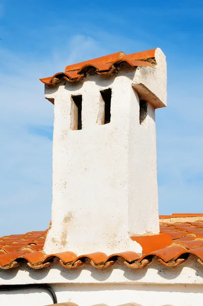 地中海風のヴィラに煙突の詳細 — ストック写真