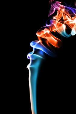 siyah bir arka plan üzerinde izole duman