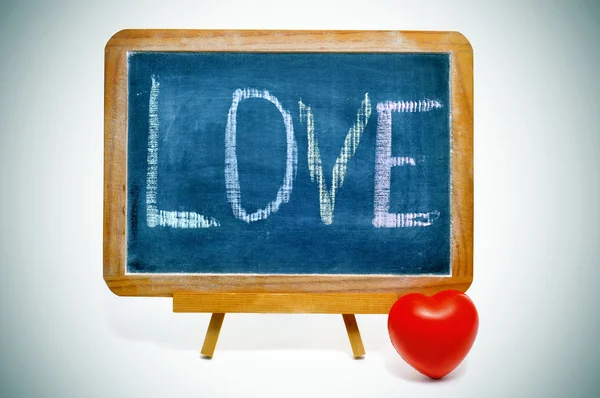 Palavra Amor Escrito Quadro Negro Coração Vermelho — Fotografia de Stock