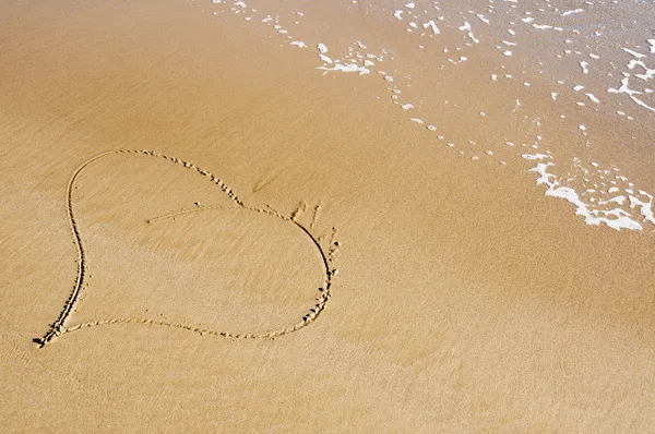 Bir Plaj Kum Üzerine Çizilmiş Bir Kalp — Stok fotoğraf