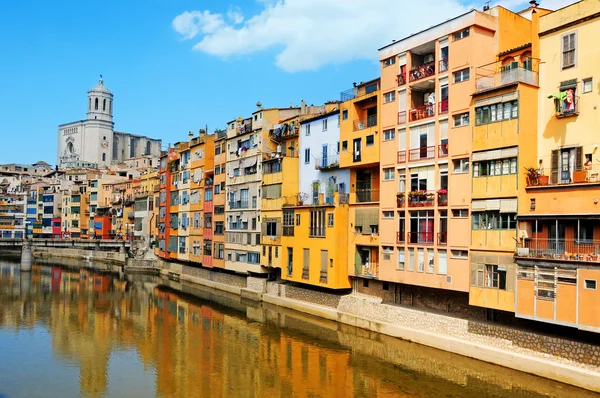 Häuser über dem Onyar Fluss in Girona, Spanien — Stockfoto