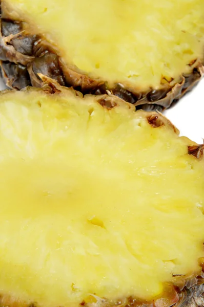 Záběr Nějaké Plátky Ananasu Izolovaných Bílém Pozadí — Stock fotografie